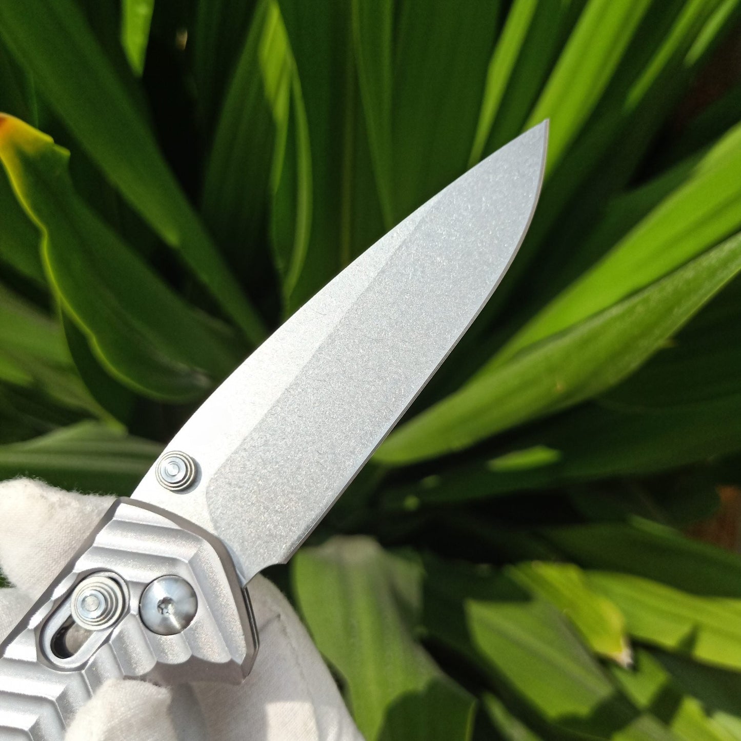 BM781 Silver Textured D2 Steel Folding Outdoor Knife