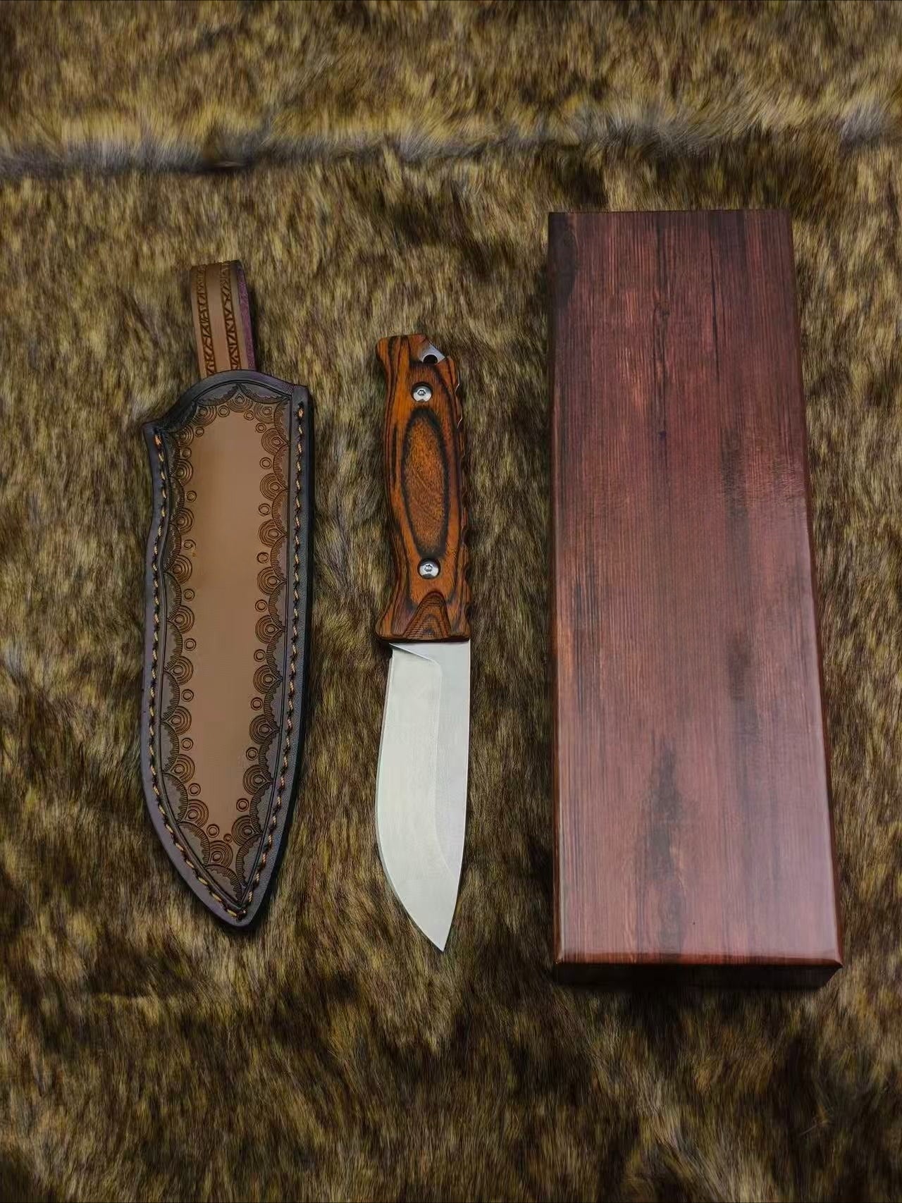 BM15002 Red Wooden Handle N690 Steel Outdoor Knife