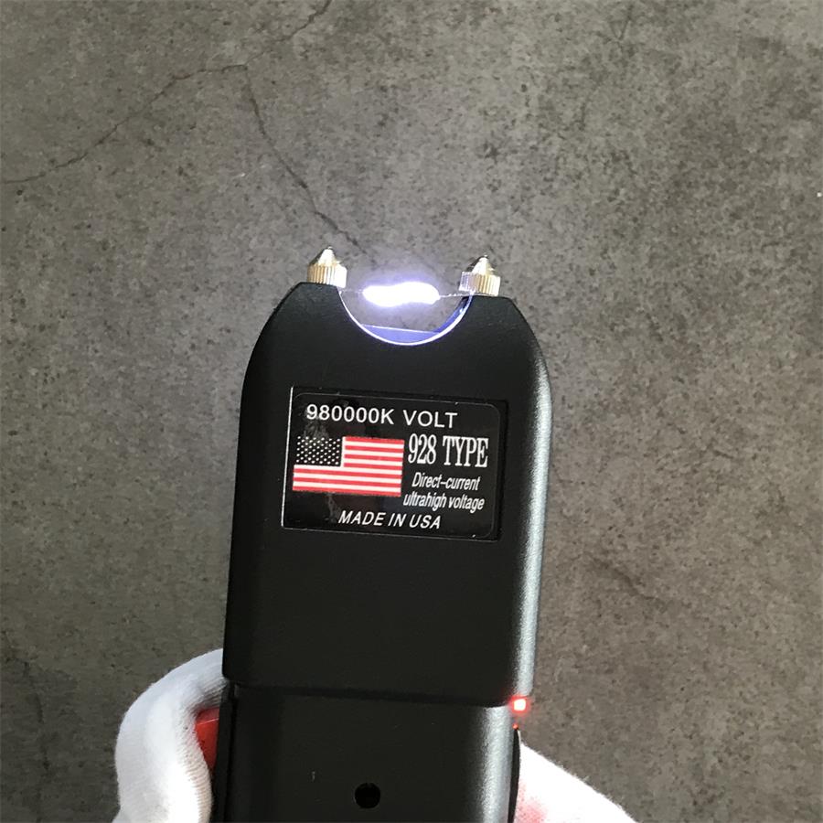 Close-up of 980000K 928 device top with LED arc between gold electrodes
