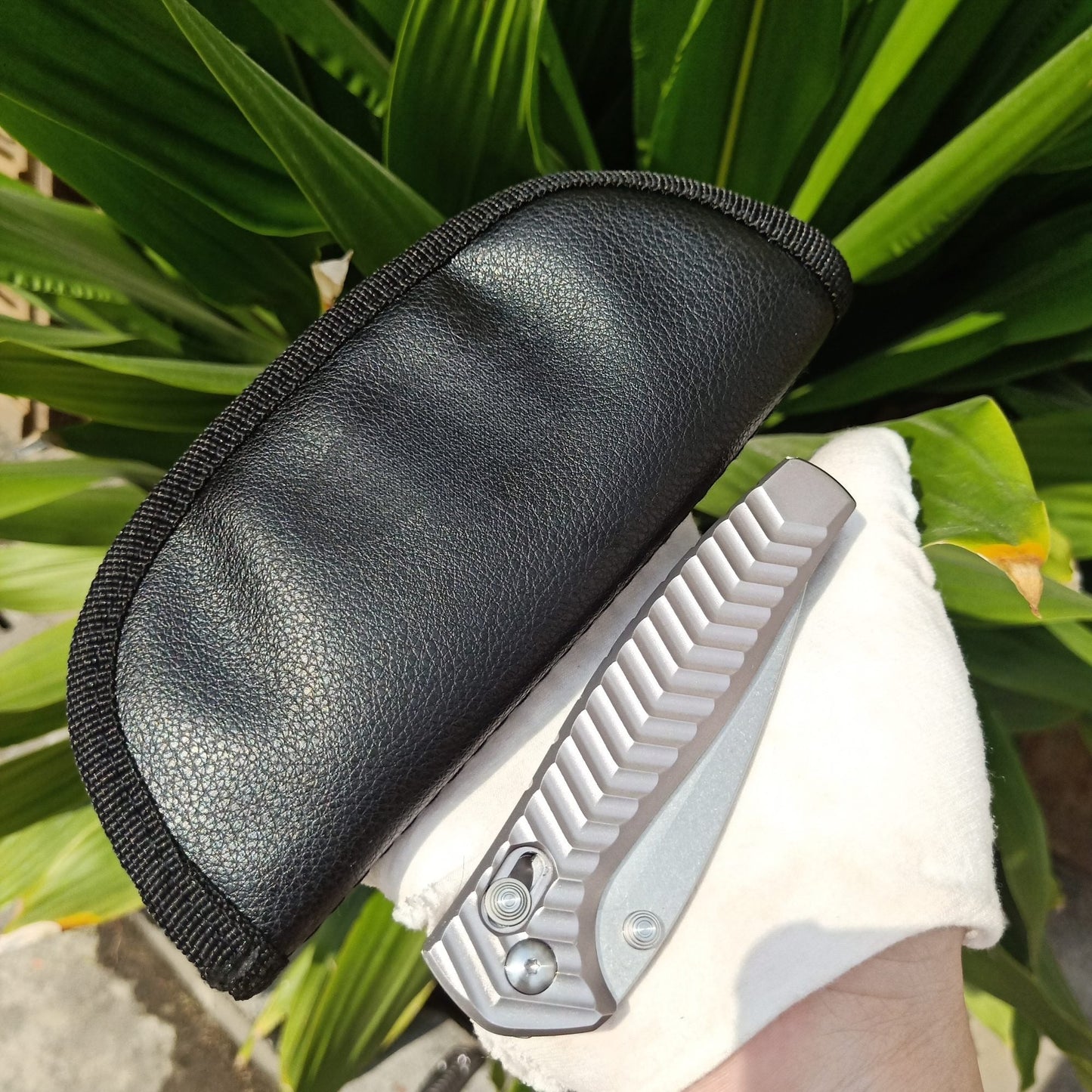 BM781 Silver Textured D2 Steel Folding Outdoor Knife