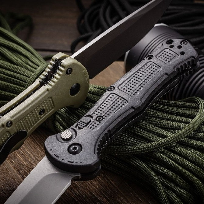 BM9070 folding knife lanyard view
