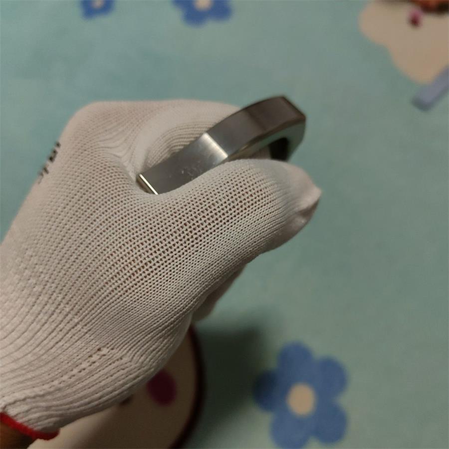 304 Stainless Steel Four Hole Knuckle Dusters EDC Outdoor Tool - Close up thin edge four hole duster