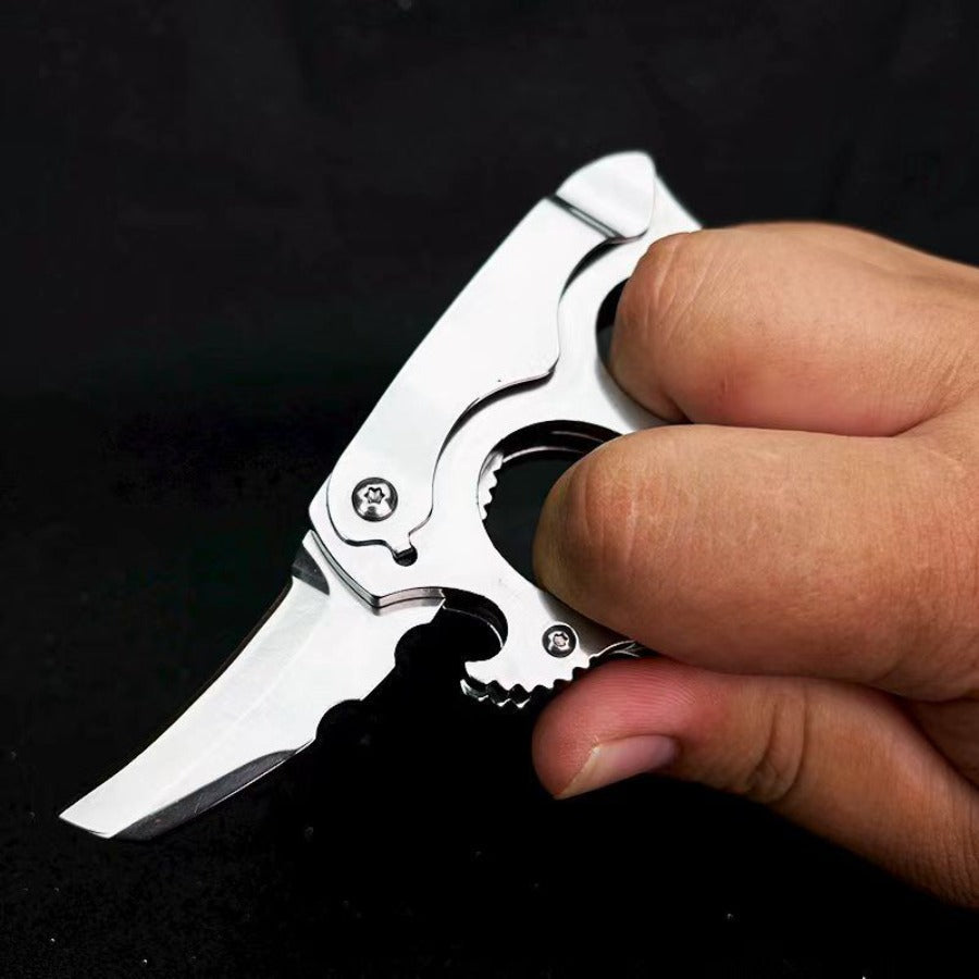 Bare hand gripping stainless steel Mini Knuckle Knife