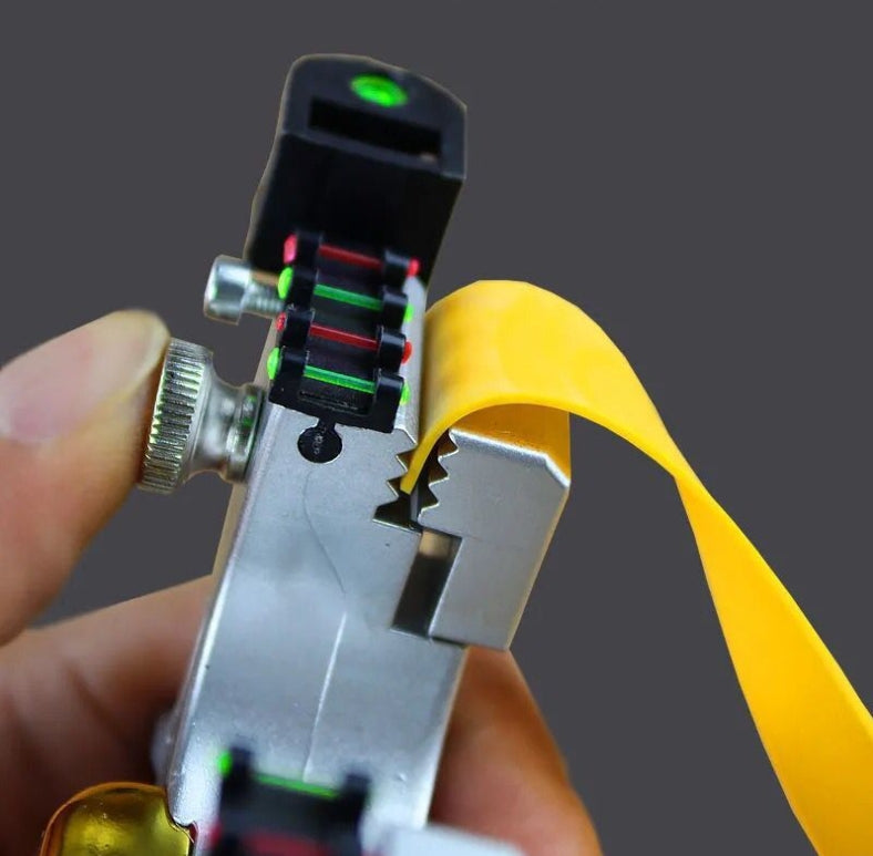 Fingers turning the knurled clamp knob as a yellow flat band seats between the serrated jaws