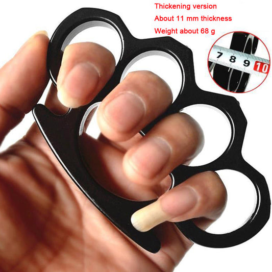 Black-A aluminum knuckle duster held in hand with thickening version and 68 g text overlay