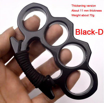 Black-D aluminum knuckle duster held in hand with thickening version and 70 g text overlay